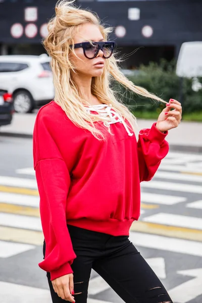 Model şık güneş gözlüğü ve kırmızı bir bluz — Stok fotoğraf