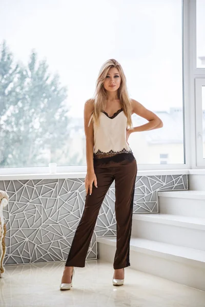 Meisje blond sexy bodem in lingerie — Stockfoto