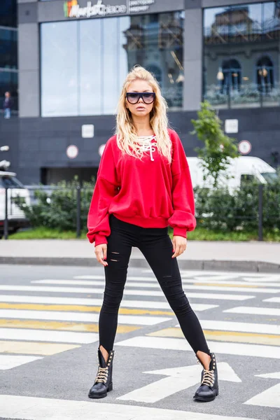 Модель в стильных солнечных очках и красной блузке — стоковое фото