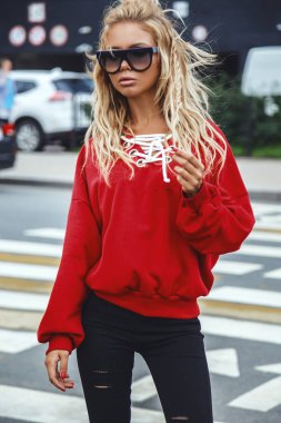 Model şık güneş gözlüğü ve kırmızı bir bluz