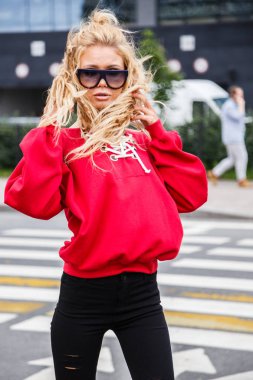 Model şık güneş gözlüğü ve kırmızı bir bluz