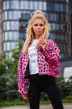 Bir ceket şık sarışın