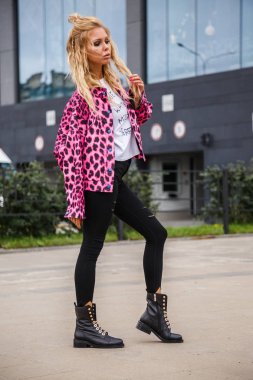 Bir ceket şık sarışın