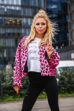 Bir ceket şık sarışın