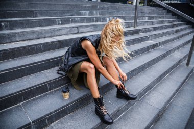 kahve merdivenlerde ile sarışın 