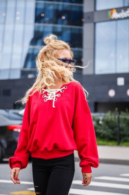 Model şık güneş gözlüğü ve kırmızı bir bluz