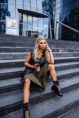 kahve merdivenlerde ile sarışın 