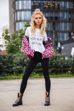 Bir ceket şık sarışın