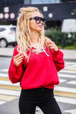 Model şık güneş gözlüğü ve kırmızı bir bluz