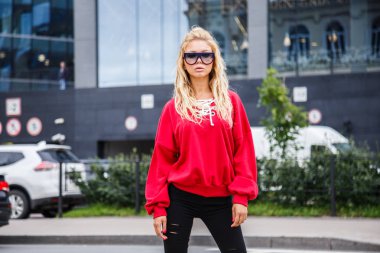 Model şık güneş gözlüğü ve kırmızı bir bluz