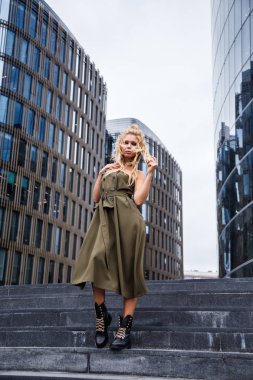 merdivenlerde yeşil elbiseli sarışın