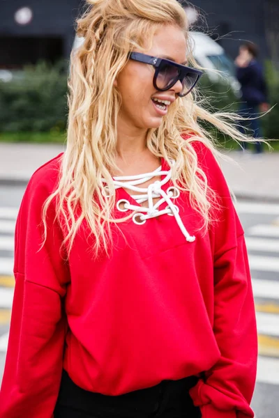 Model şık güneş gözlüğü ve kırmızı bir bluz
