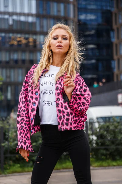 Bir ceket şık sarışın