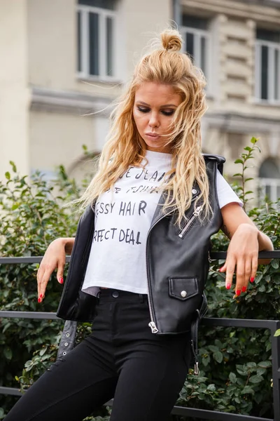 Genç sarışın kadın deri yelek