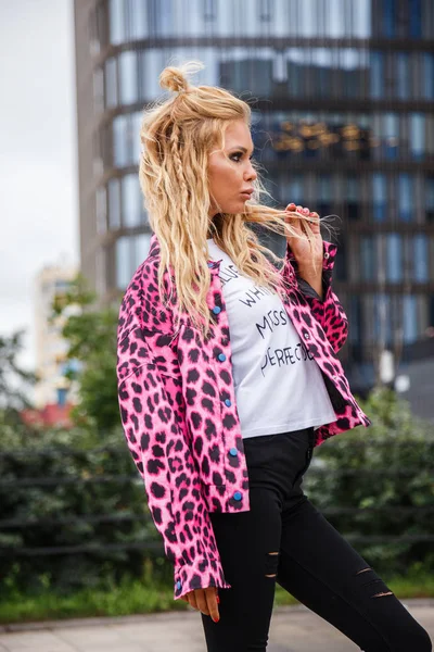 Bir ceket şık sarışın