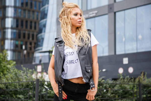 Genç sarışın kadın deri yelek