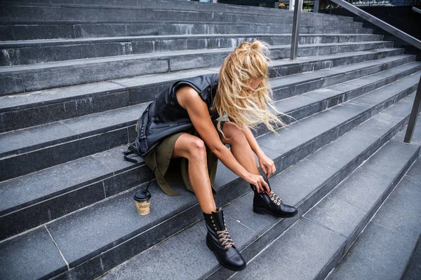 kahve merdivenlerde ile sarışın 