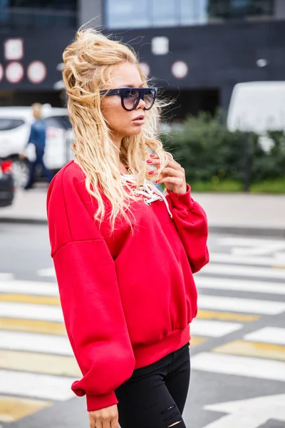 Model şık güneş gözlüğü ve kırmızı bir bluz