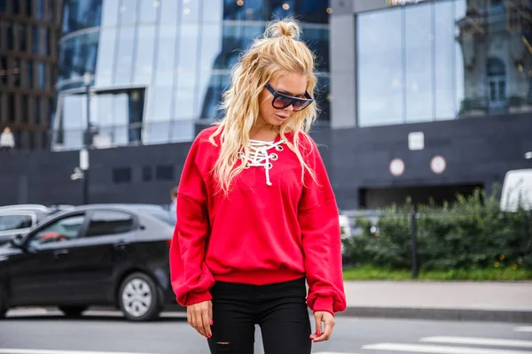 Model şık güneş gözlüğü ve kırmızı bir bluz