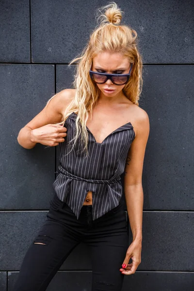 Blond meisje in een zwarte kleding — Stockfoto