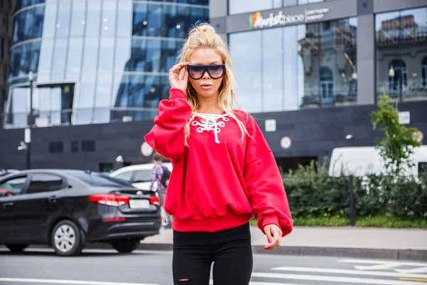 Model şık güneş gözlüğü ve kırmızı bir bluz