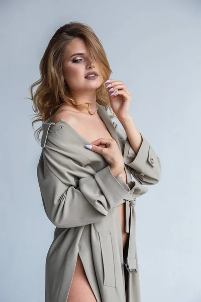 Elegante half naakte vrouw in jurk — Stockfoto