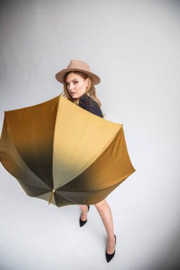 siyah gömlek ve şemsiye ile şapka modeli 