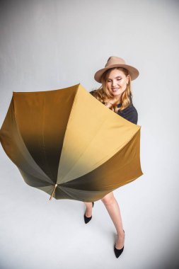 siyah gömlek ve şemsiye ile şapka modeli 