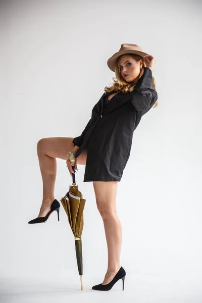 黒の t シャツと傘と帽子モデル — ストック写真
