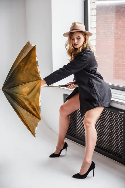 Modell fekete inget és sapka, esernyő — Stock Fotó