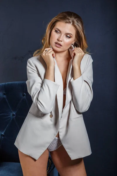 Mujer rubia en ropa interior y chaqueta —  Fotos de Stock