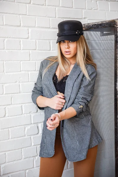 Menina loira posando em roupas elegantes — Fotografia de Stock