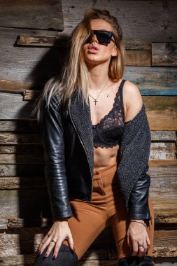 şık kız sutyen, ceket ve güneş gözlüğü