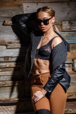 şık kız sutyen, ceket ve güneş gözlüğü