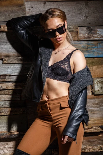 Şık kız sutyen, ceket ve güneş gözlüğü — Stok fotoğraf