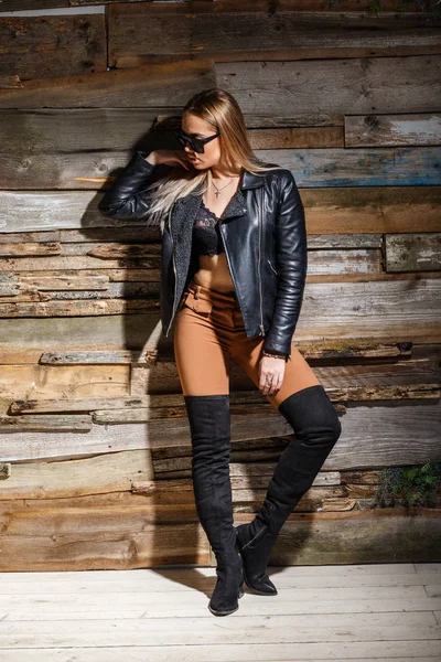 Стильная девушка в лифчике, куртке и солнцезащитных очках — стоковое фото