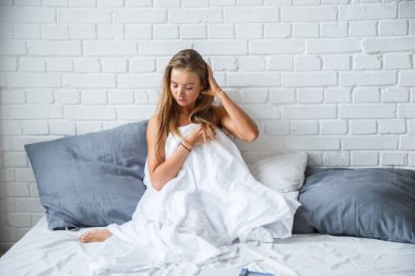 Yatak istirahat içinde sarışın kadın