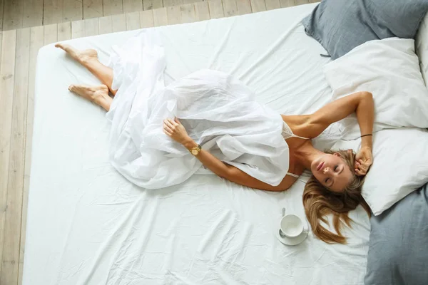 Mujer rubia durmiendo en la cama —  Fotos de Stock