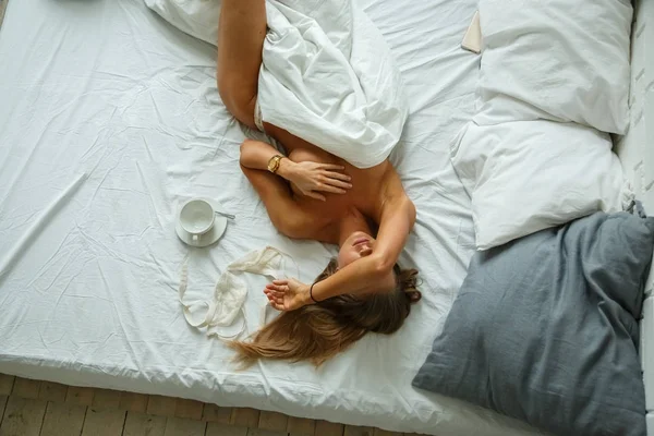 Femme blonde au lit de repos — Photo