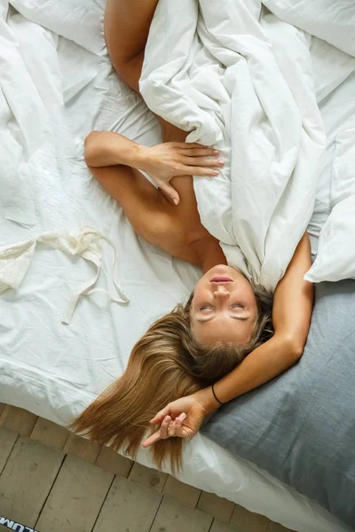 Femme blonde au lit de repos — Photo