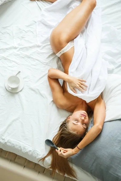 Blonde woman in resting bed — Stock Photo, Image