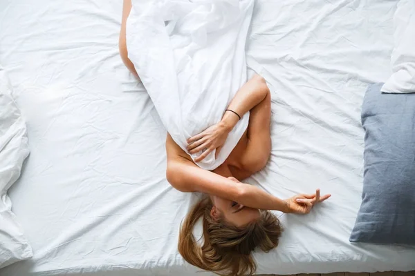 Hermosa chica en la cama — Foto de Stock