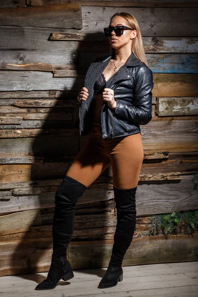 Genç Sarışın Kız Stüdyo Çekim Güzellik Kadını Şık Sütyen Ceket — Stok fotoğraf