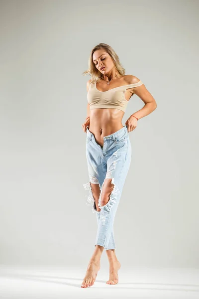 Portret Studio Piękna Blondynka Fitness Ciała Kobieta Beżowy Shirt Podarte — Zdjęcie stockowe