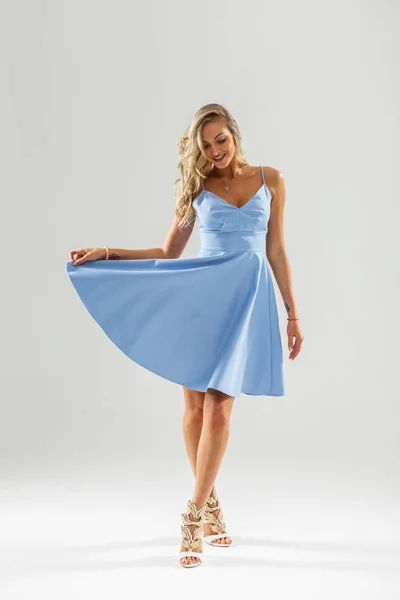 Studioporträt Eines Schönen Blonden Mädchens Blauem Kleid Und High Heels — Stockfoto