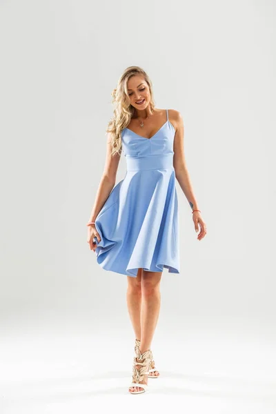 Retrato Estúdio Menina Loira Bonita Vestido Azul Saltos Altos Mulher — Fotografia de Stock