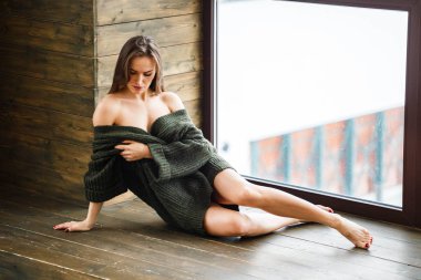 Güzel kız sarışın seksi iç çamaşırı ve ceket tarafından poz içinde