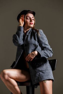 Güzel kız sarışın kadın iç çamaşırı ve tekrar poz ceket