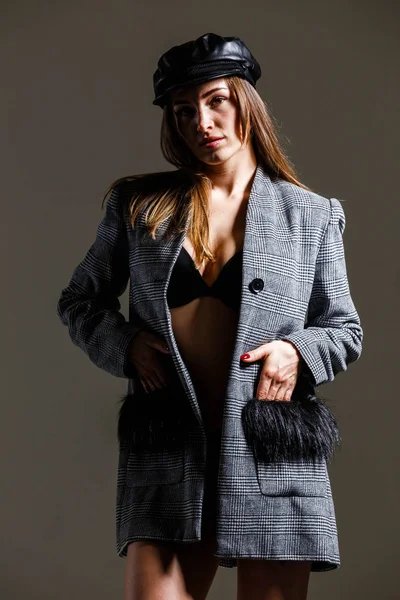 Menina bonita mulher loira em roupa interior e casaco posando novamente — Fotografia de Stock