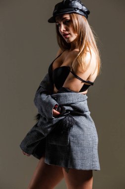 Güzel kız sarışın kadın iç çamaşırı ve tekrar poz ceket